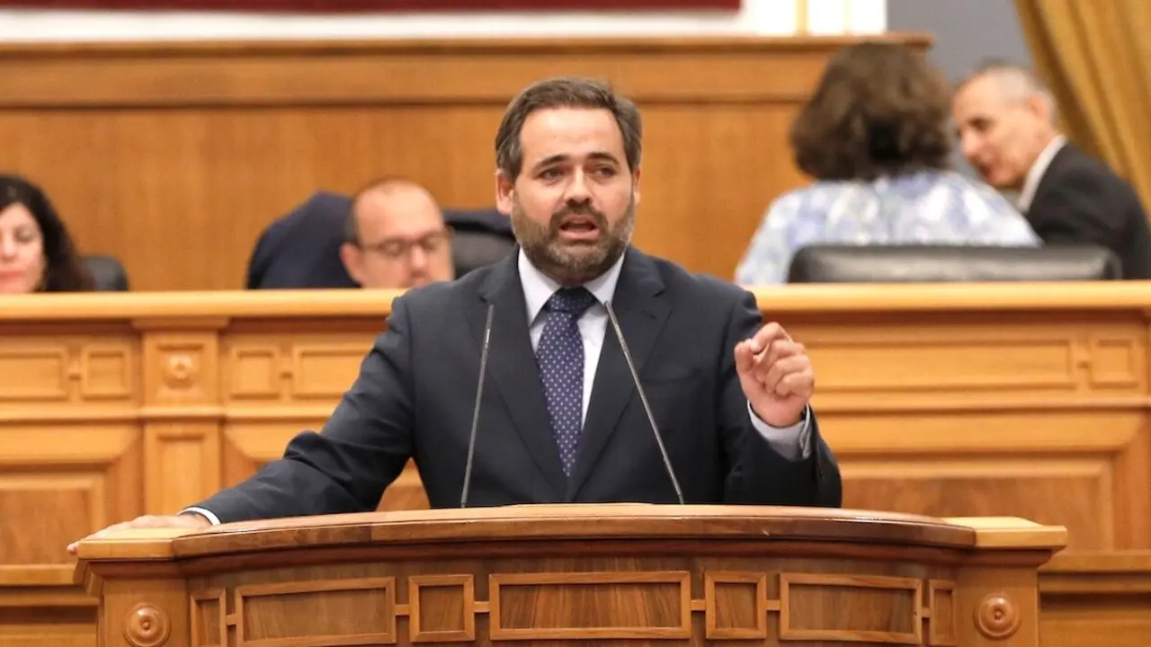 El presidente del PP de Castilla-La Mancha, Paco Núñez, durante su intervención en el Pleno de las Cortes regionales