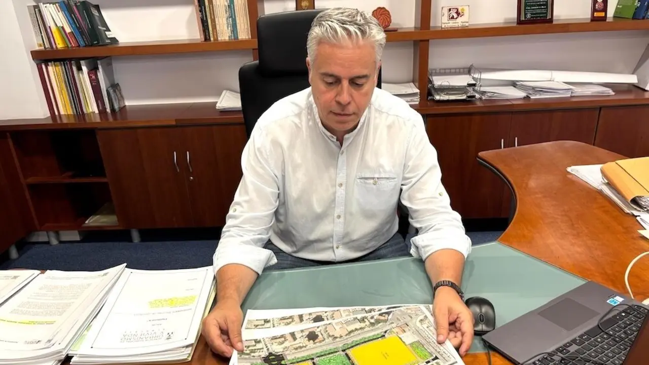 El concejal de Urbanismo del Ayuntamiento de Albacete, Julián Garijo, ha informado sobre el nuevo desarrollo urbanístico en la zona frente al hospital