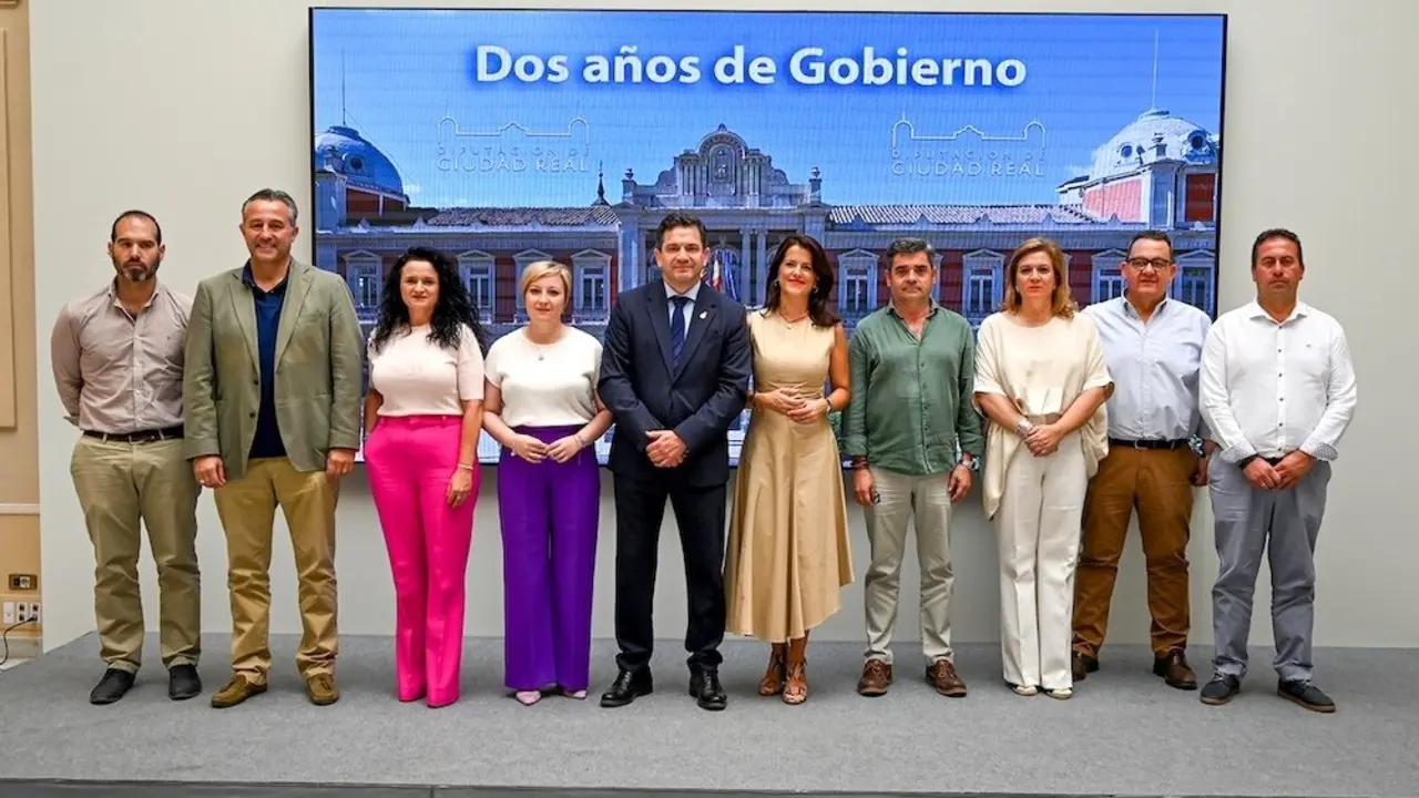 El presidente de la Diputación de Ciudad Real, Miguel Ángel Valverde, acompañado de los diputados del equipo de gobierno durante la rueda de prensa que ha ofrecido