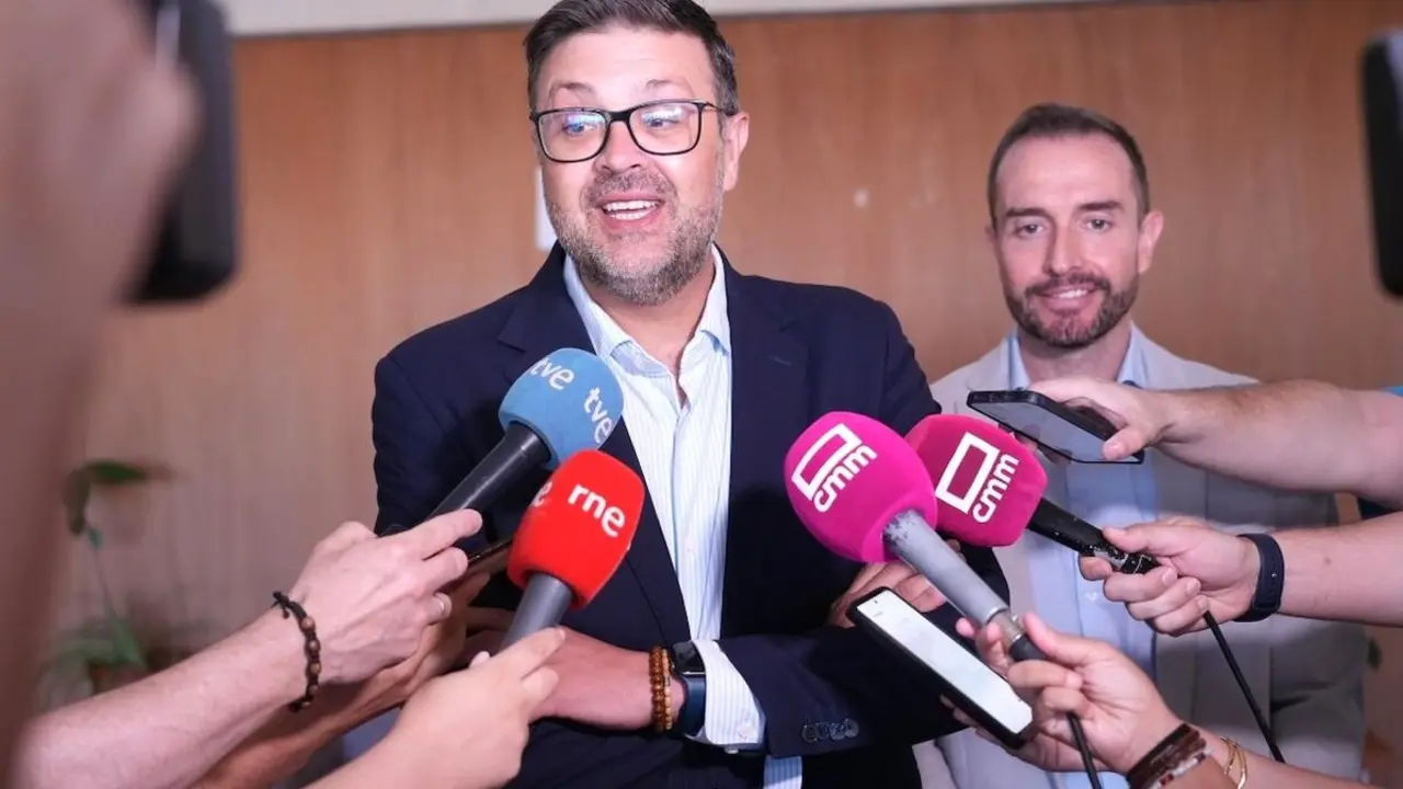El consejero de Educación, Cultura y Deportes, Amador Pastor, atendiendo a los medios antes de la reunión del Consejo Asesor de la Ciencia, la Tecnología y la Innovación de Castilla-La Mancha
