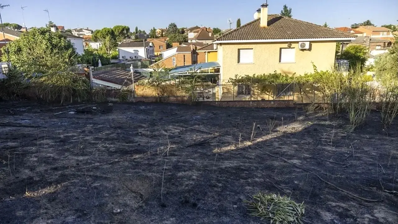 Vista de una vivienda afectada por el incendio en la localidad toledana de Méntrida este viernes - EFE/Ángeles Visdómine