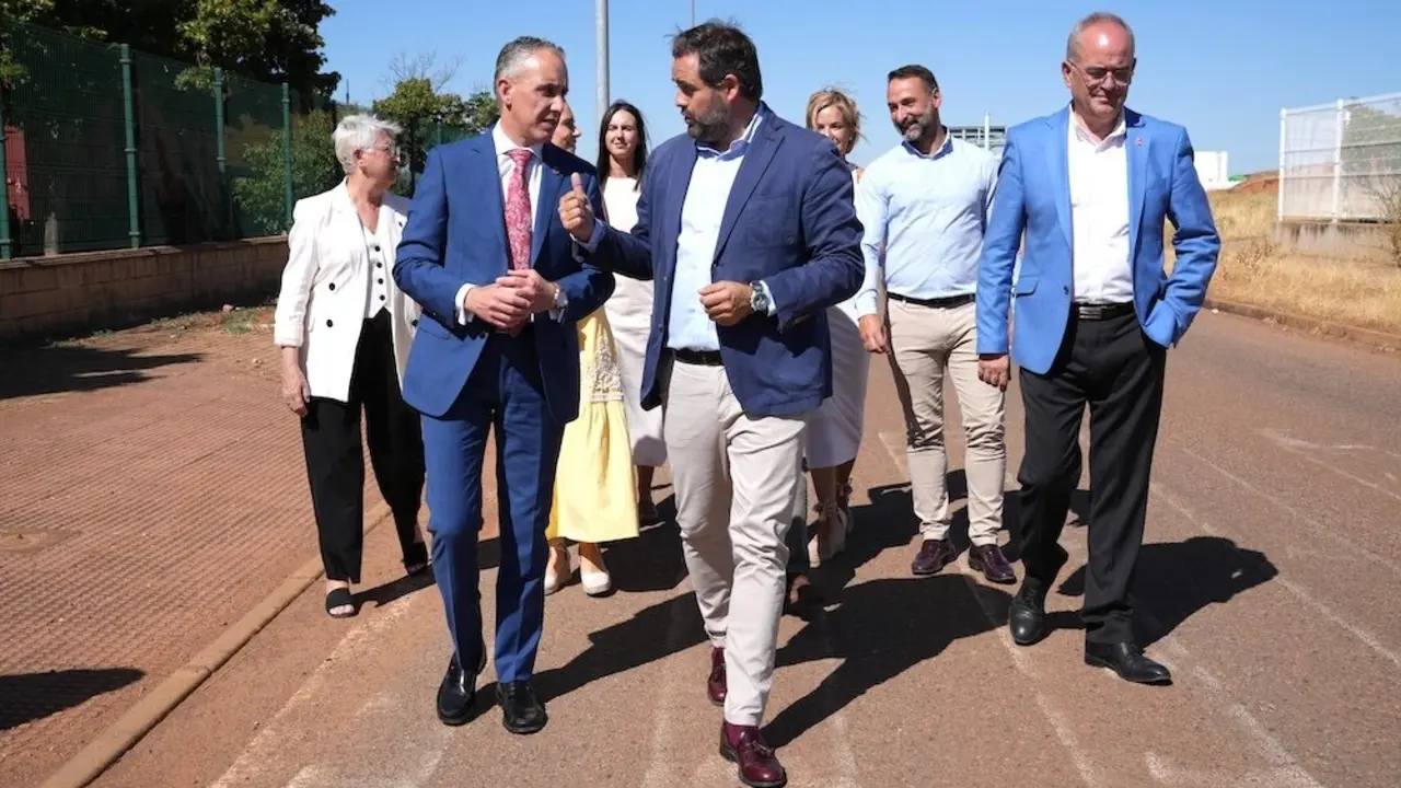 El presidente del PP de Castilla-La Mancha, Paco Núñez, durante la visita que ha realizado este viernes a Puertollano (Ciudad Real)