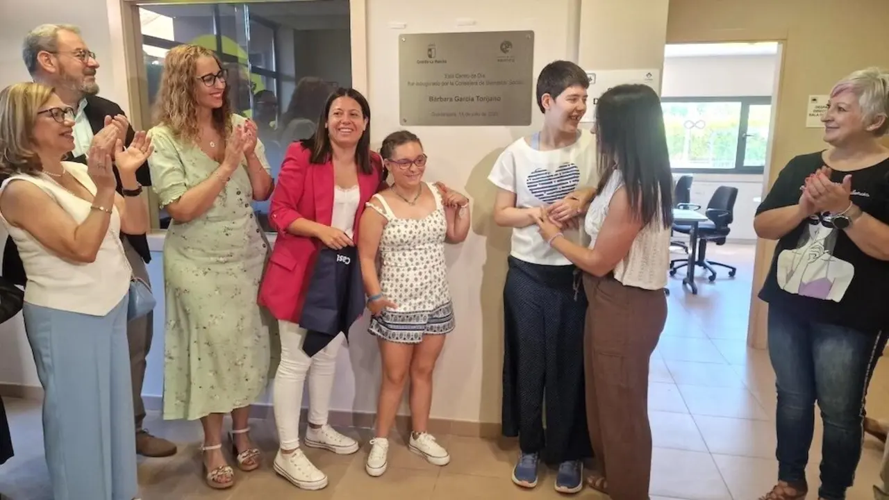 La consejera de Bienestar Social, Bárbara García Torijano, ha inaugurado este viernes las instalaciones del Centro de Día de la Asociación de Padres de Niños Autistas de Guadalajara (Apanag) en la capital guadalajareña
