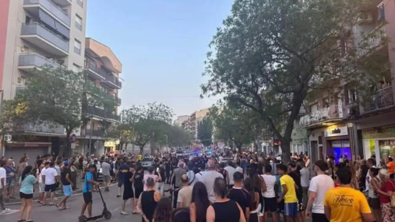 VIDEO. Vecinos a la caza del autor de un apuñalamiento con un herido muy grave