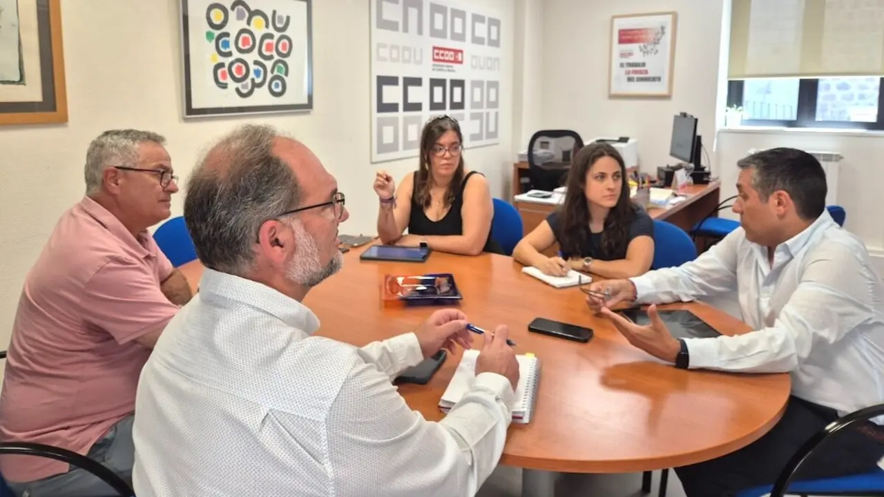 El secretario general de CCOO en Castilla-La Mancha, Javier Ortega, se ha reunido con los coordinadores regionales del Movimiento Sumar en Castilla-La Mancha, María Rodríguez y Jesús Plaza