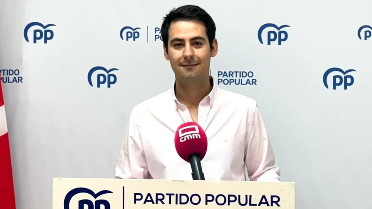 El presidente de Nuevas Generaciones del PP de Castilla-La Mancha, José Luis Montalvo, en rueda de prensa este sábado en Alcázar de San Juan (Ciudad Real)