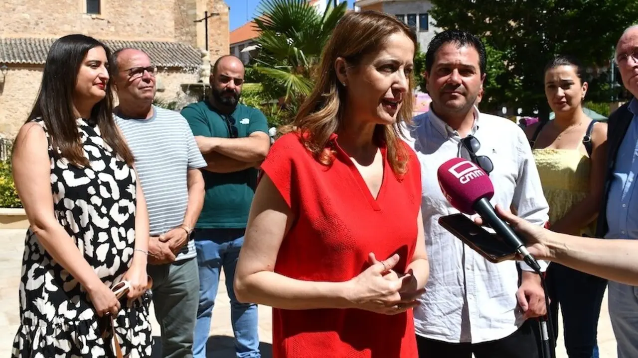 La vicesecretaria general del PSOE de Castilla-La Mancha y eurodiputada, Cristina Maestre, atendiendo a los medios este sábado en Pozuelo de Calatrava (Ciudad Real)
