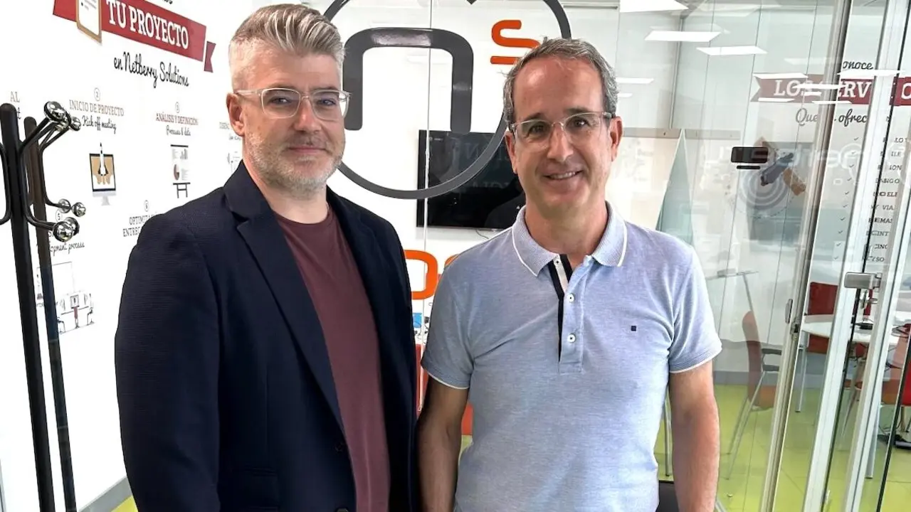 El director de la Oficina del Dato del Gobierno de Castilla-La Mancha, Christian Cobas, durante su visita a las instalaciones de la empresa Netberry Servicios de Internet en Albacete