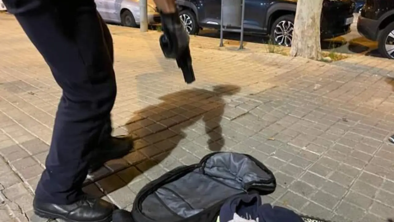 Un multirreincidente armado hiere a unos policías al resistirse a una detención
