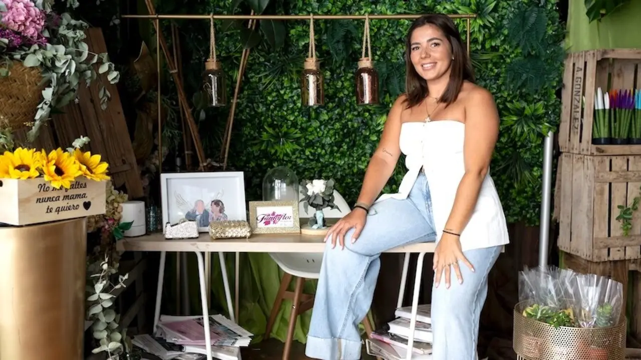Desde niña, Violeta Carmona supo que quería estar entre flores y novias, y a sus 25 años convierte en realidad los sueños de decenas de parejas mientras convive con una enfermedad crónica, la esclerosis múltiple, que no le impide seguir creando belleza en cada boda - EFE/ Jesus Monroy