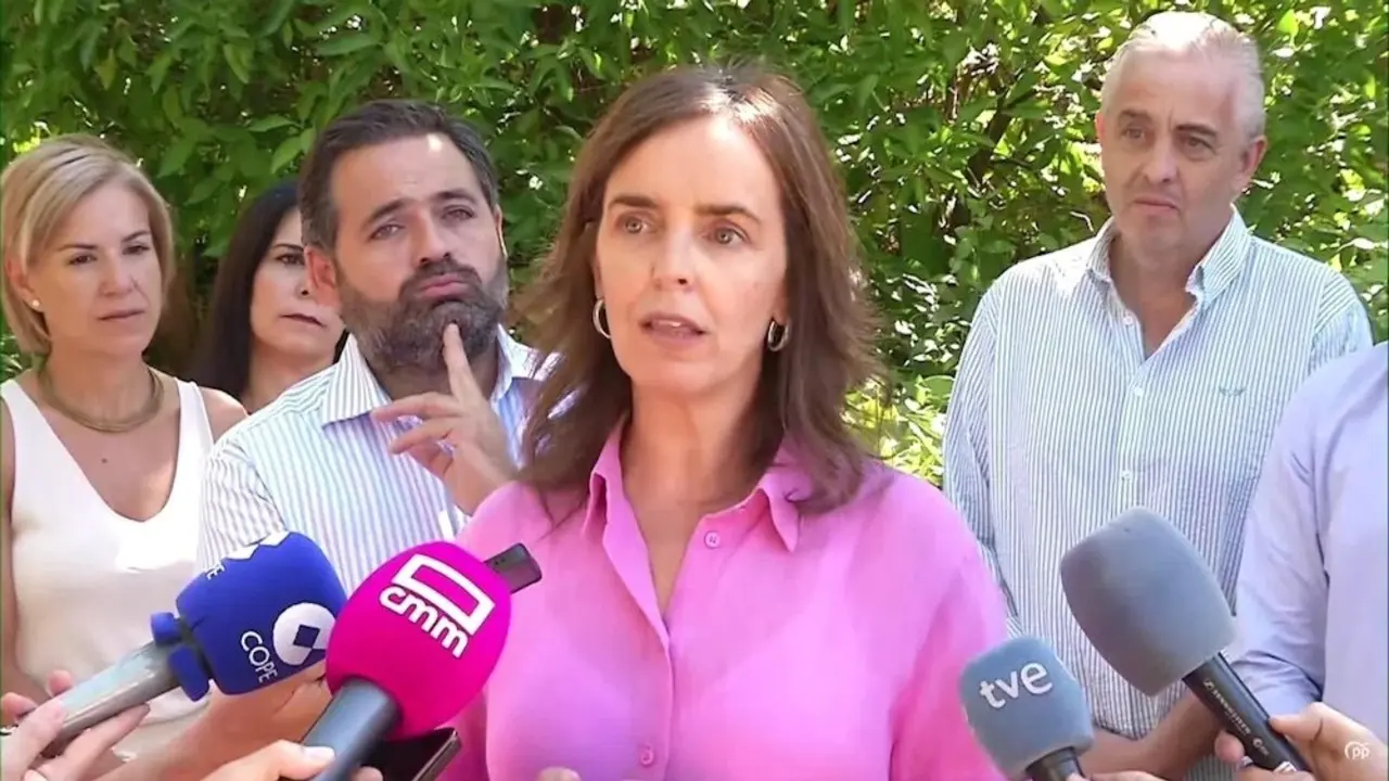 La vicesecretaria de Sanidad y Política Social del PP, Carmen Fúnez, atendiendo a los medios este domingo en Puertollano (Ciudad Real)