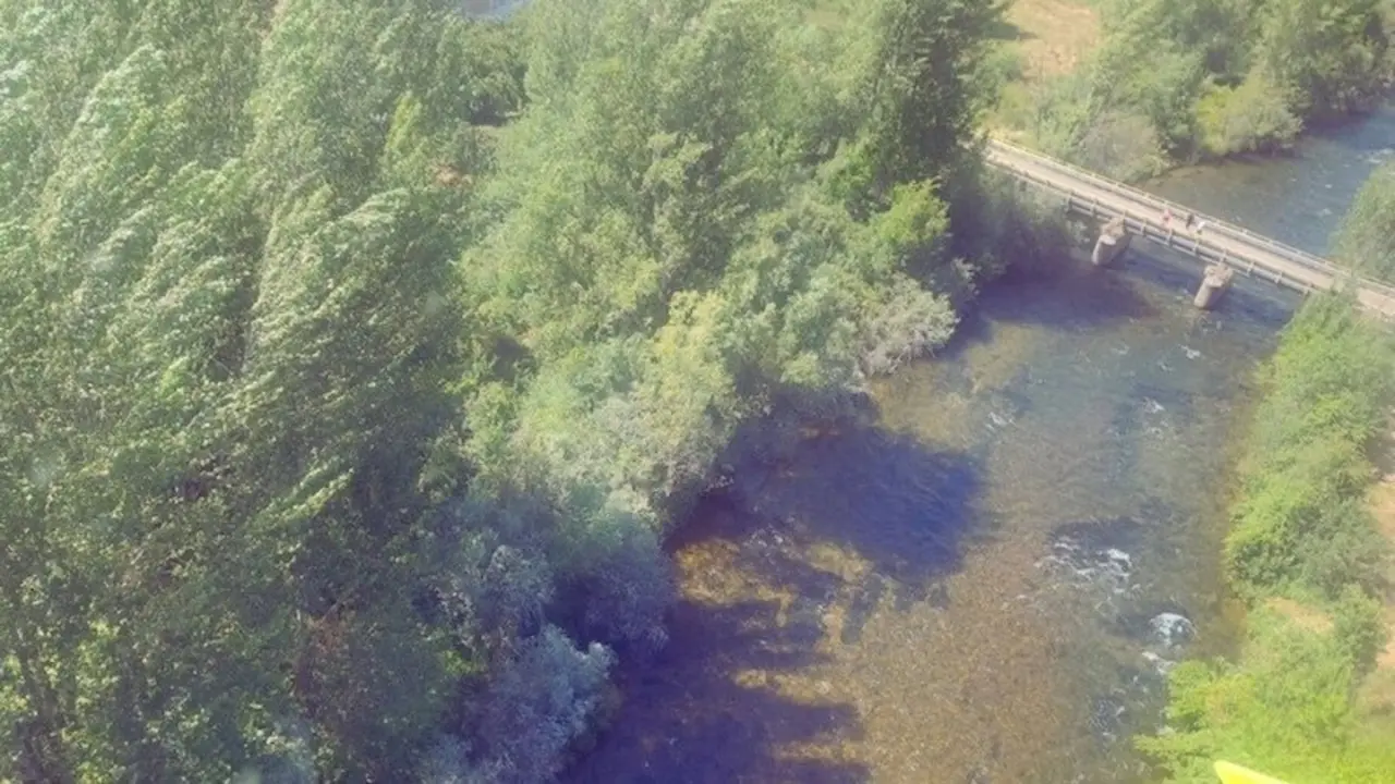 Muere un pescador tras caer desde un puente al río en extrañas circunstancias
