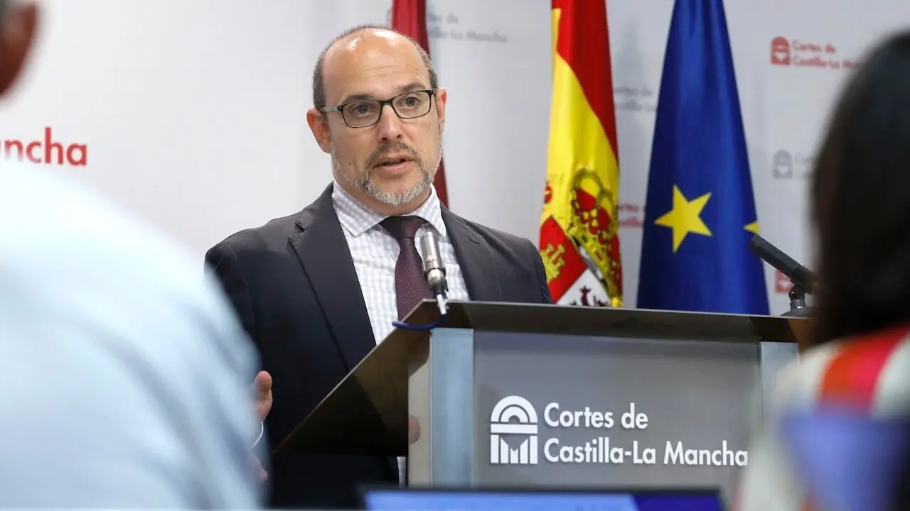 El presidente de las Cortes de Castilla-La Mancha, Pablo Bellido, durante la rueda de prensa que ha ofrecido para hacer balance de la actividad parlamentaria