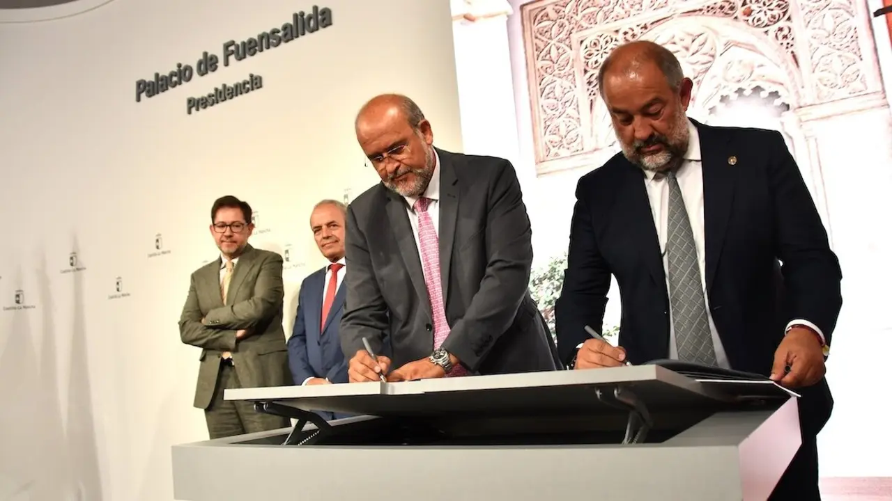 El vicepresidente primero del Gobierno regional, José Luis Martínez Guijarro, ha firmado, en el Palacio de Fuensalida, con el rector de la Universidad de Castilla-La Mancha, Julián Garde, el convenio de colaboración para renovar la ‘Cátedra de Gobierno Abierto’