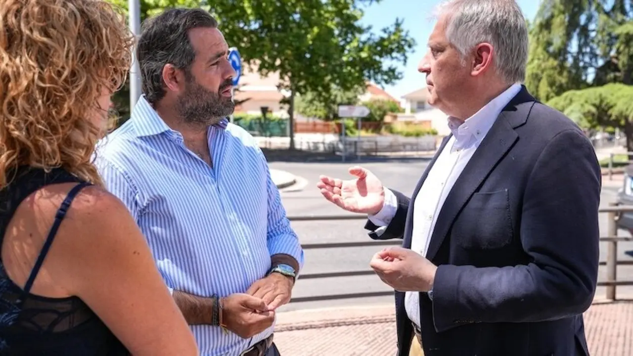 El presidente del PP de Castilla-La Mancha, Paco Núñez, en su visita este lunes a Ciudad Real junto al alcalde, Paco Cañizares