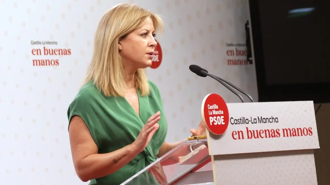 La portavoz del PSOE en las Cortes de Castilla-La Mancha, Ana Isabel Abengózar, durante la rueda de prensa que ha ofrecido