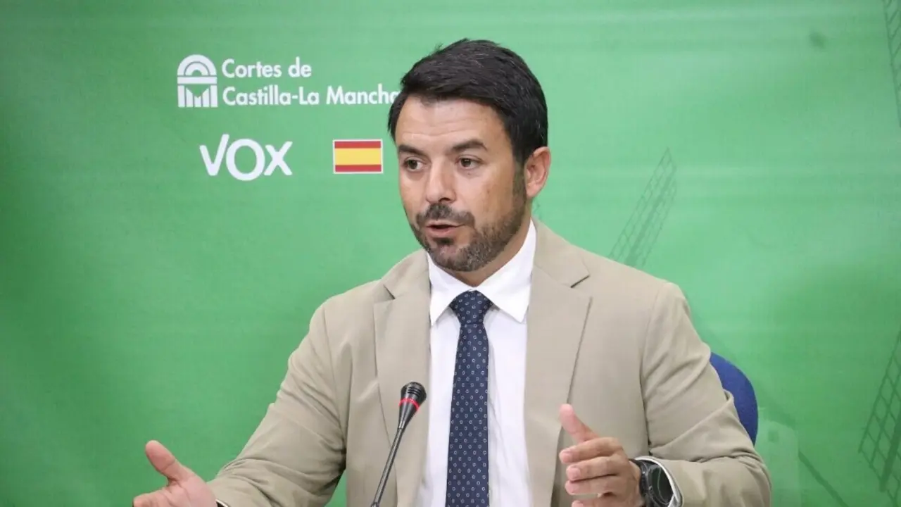 El portavoz de Vox en las Cortes de Castilla-La Mancha, Iván Sánchez, durante la rueda de prensa que ha ofrecido en el Parlamento