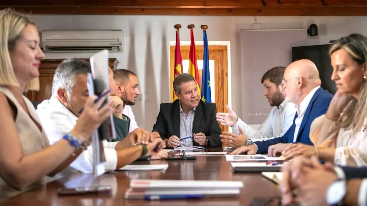 El presidente de Castilla-La Mancha, Emiliano García-Page, ha presidido este lunes la Comisión de Seguimiento del Plan Letur en la localidad albaceteña