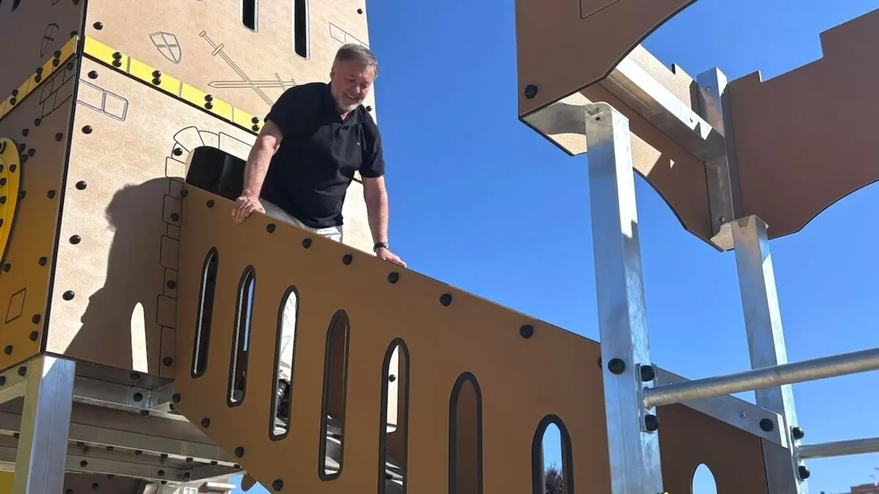 El alcalde de Cuenca, Darío Dolz, ha visitado el Parque de los Príncipes, el último en el que se ha intervenido dentro de la ronda de renovación de áreas infantiles