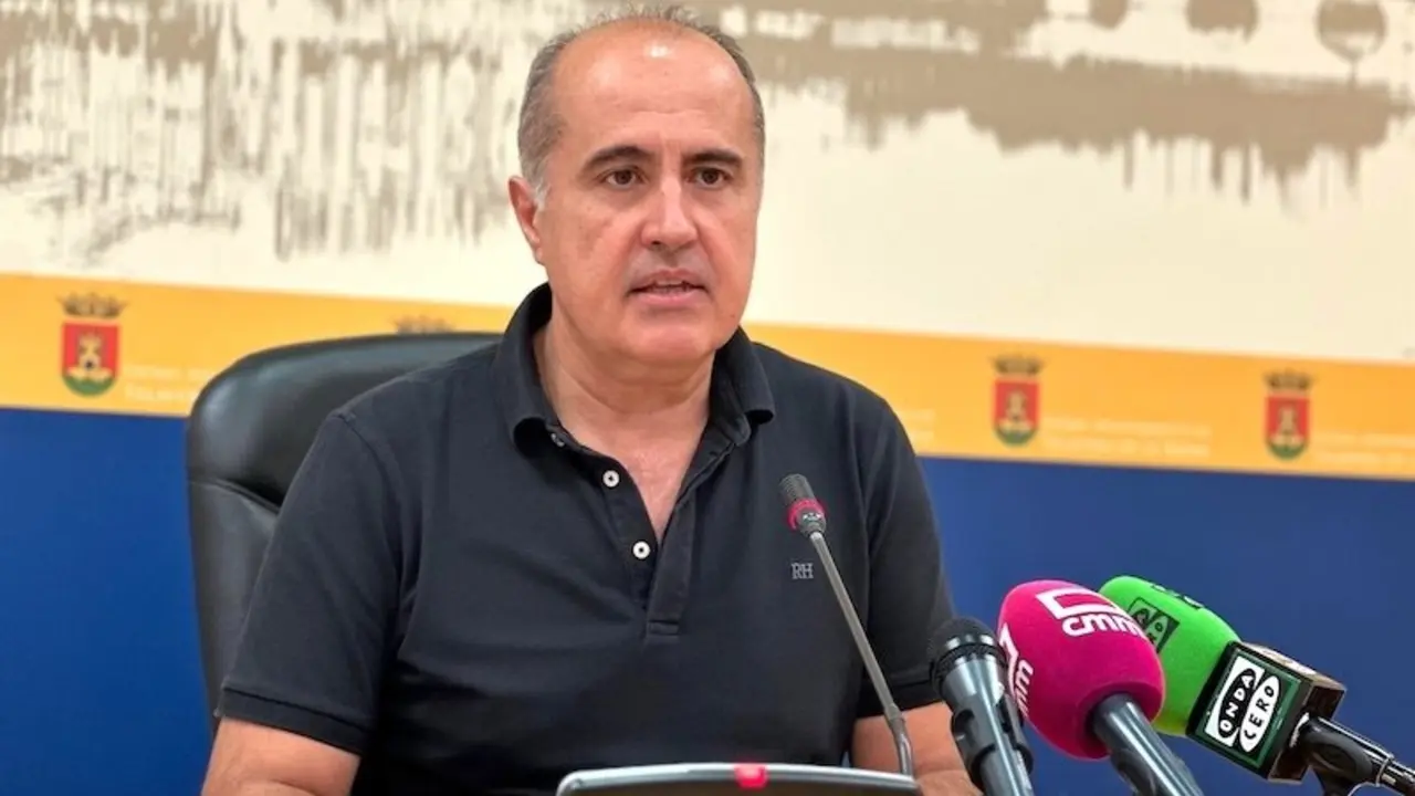El portavoz del equipo de Gobierno del Ayuntamiento de Talavera de la Reina (Toledo), Jesús García-Barroso, durante la rueda de prensa que ha ofrecido