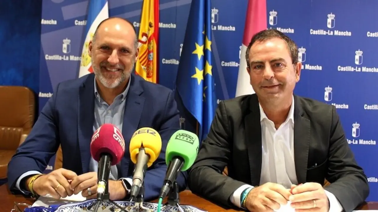 El delegado de la Junta en Talavera de la Reina, David Gómez, junto al delegado provincial de Educación, José Gutiérrez, en rueda de prensa