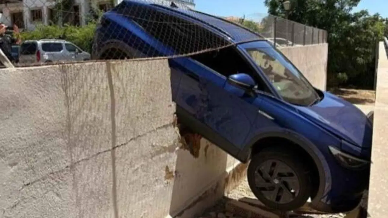 Un niño sube al coche de sus padres, acelera y acaba empotrado contra un muro