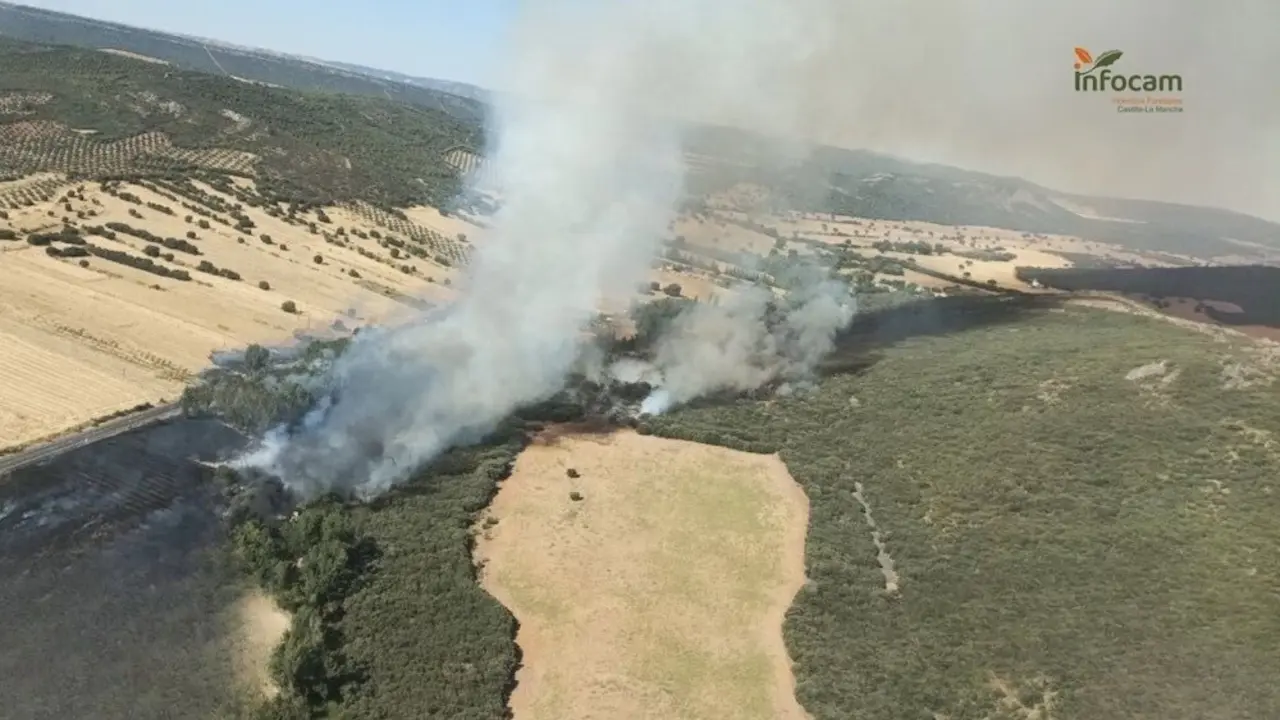 Un centenar de efectivos trabajan en incendio de Piedrabuena (Ciudad Real), que ha cortado la CM-4135