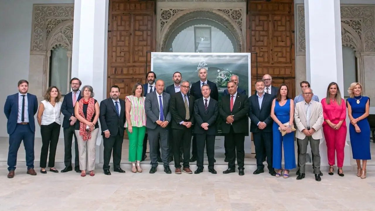 El presidente de Castilla-La Mancha, Emiliano García-Page, ha presidido en el Palacio de Fuensalida de Toledo, el acto de entrega del Plan de Singular Interés y presentación del destino Toroverde