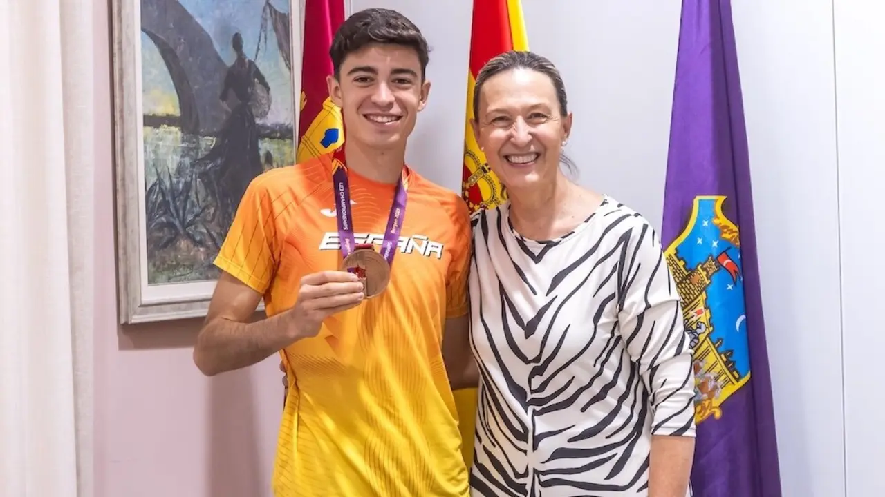 La alcadesa de Guadalajara, Ana Guarinos, recibe a Jaime Migallón tras su bronce europeo