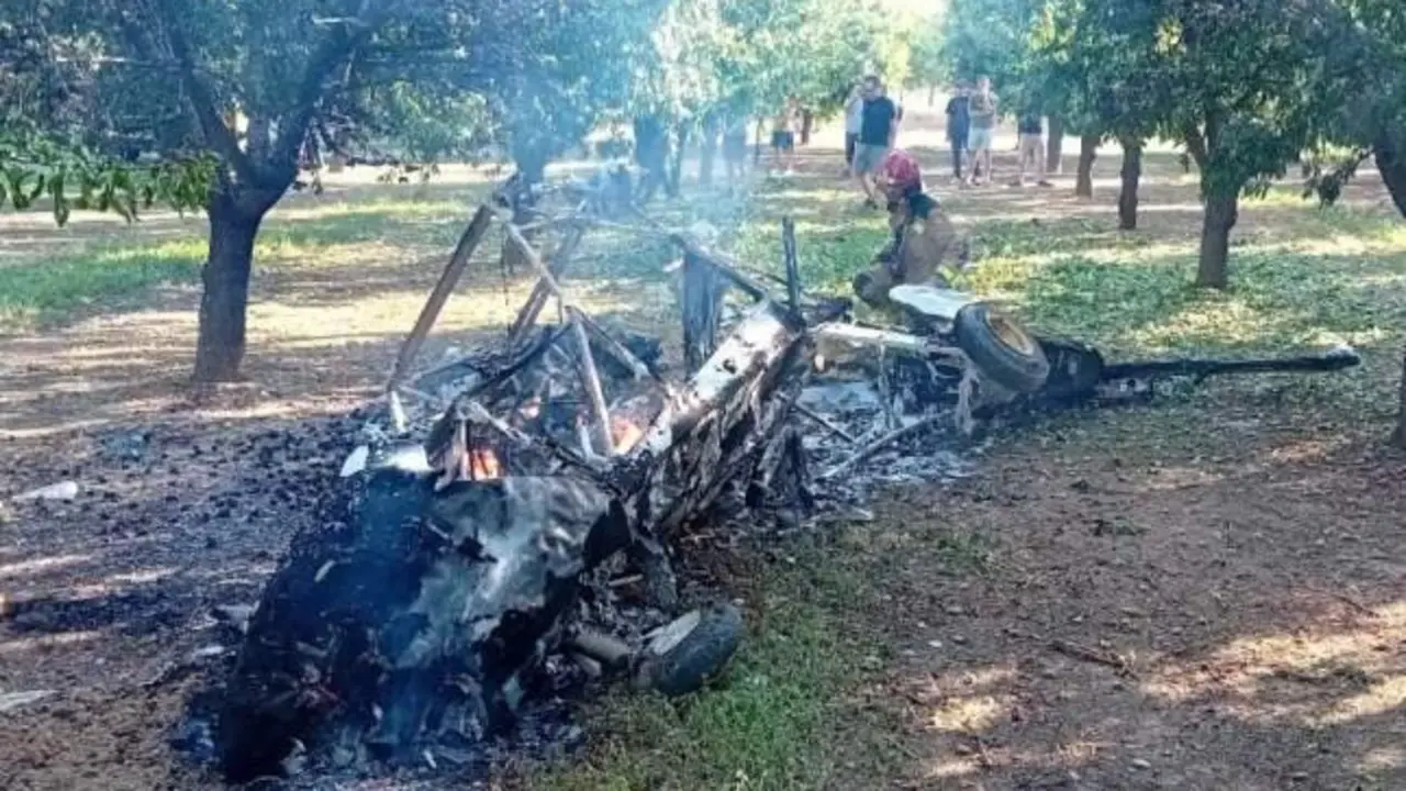 Se estrellan con una avioneta y se salvan por segundos al salir antes de incendiarse