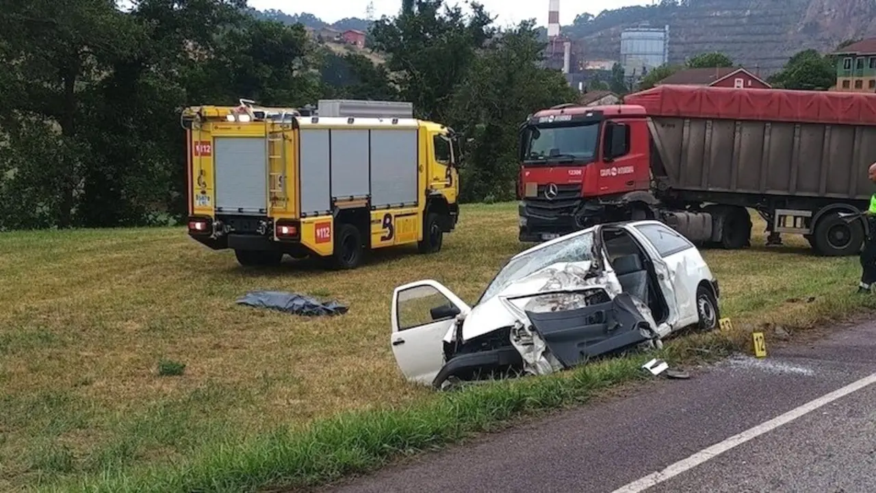 Muere el conductor de un turismo en una colisión frontal con un camión