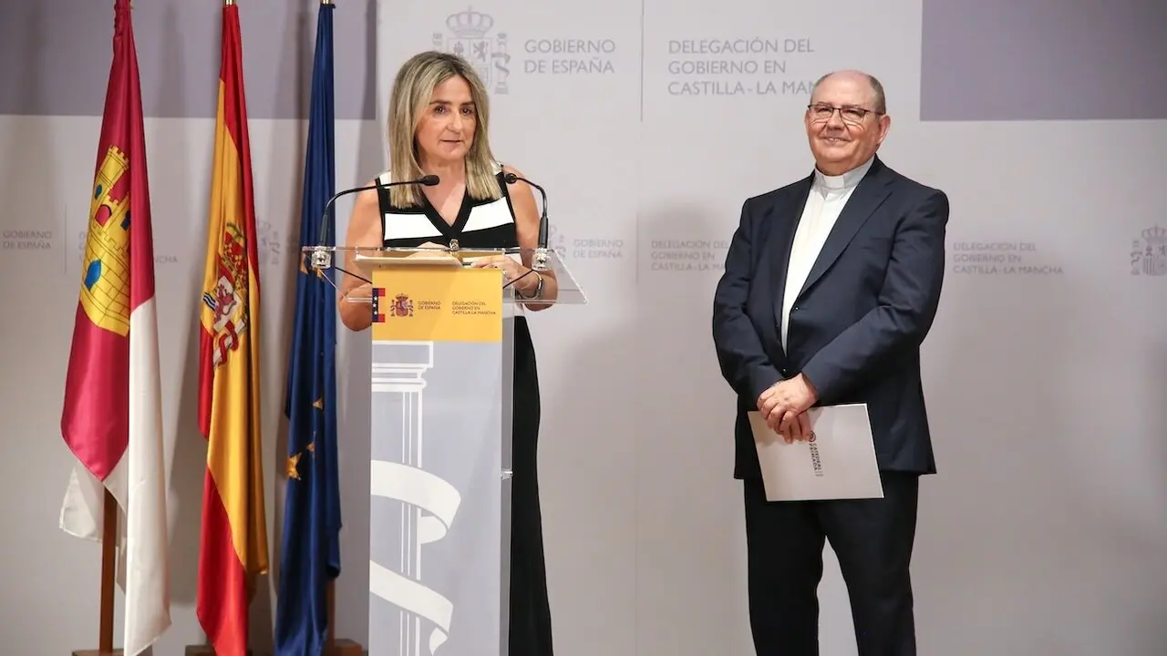 La delegada del Gobierno en Castilla-La Mancha, Milagros Tolón, durante la rueda de prensa que ha ofrecido junto al deán de la Catedral de Toledo, Juan Pedro Sánchez
