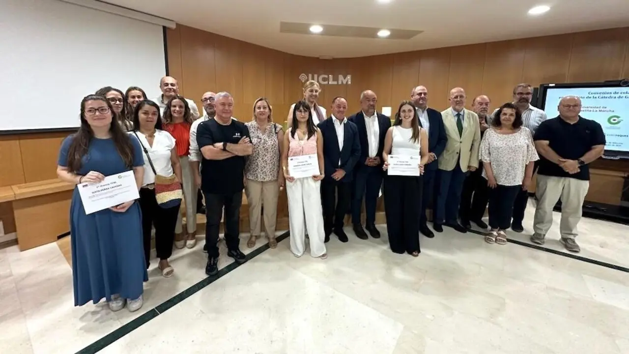 El consejero de Agricultura, Ganadería y Desarrollo Rural, Julián Garde, ha asistido a la firma de convenios de colaboración entre la UCLM y varias entidades, en el marco de la Cátedra de Gastronomía que impulsan la universidad y la consejería