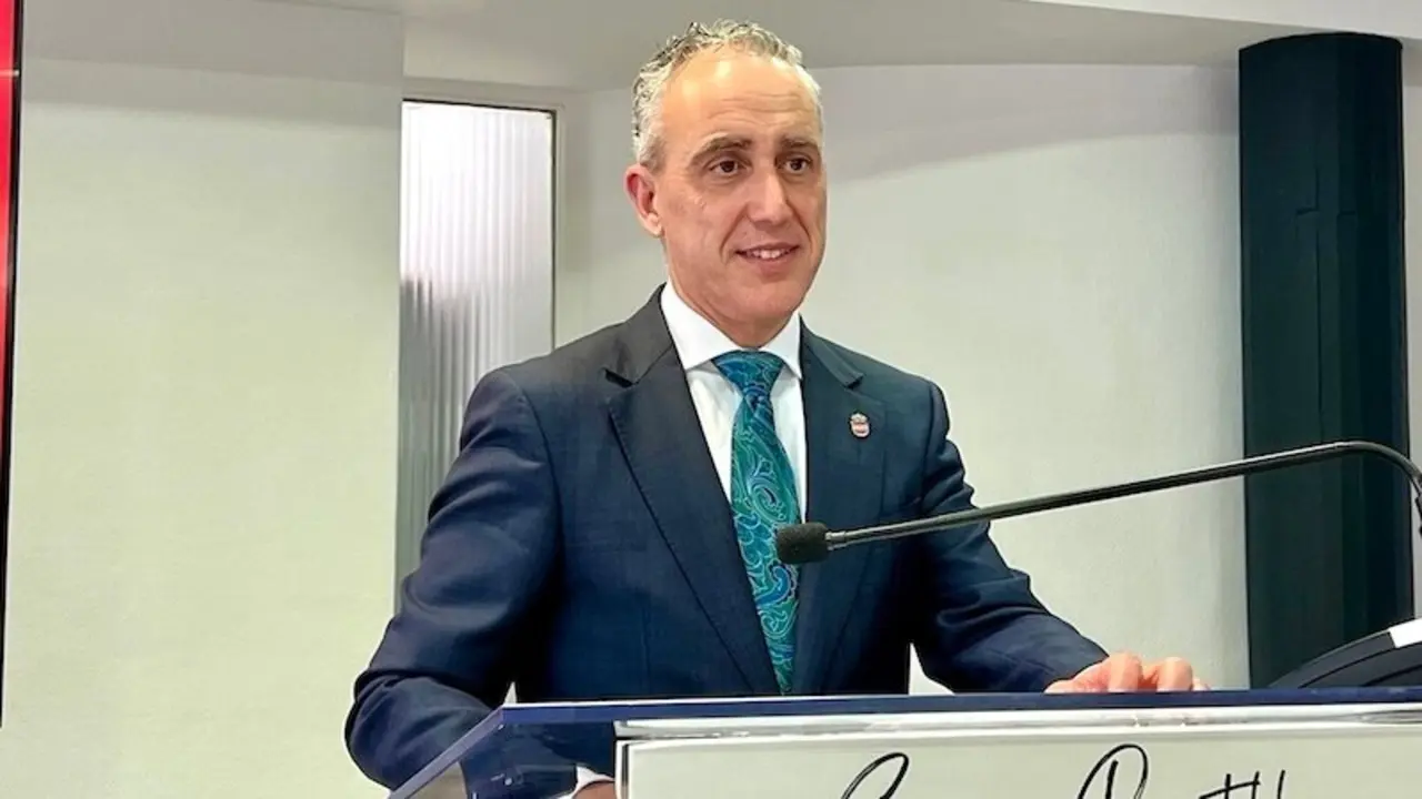 El alcalde de Puertollano (Ciudad Real), Miguel Ángel Ruiiz, durante su comparecencia ante los medios
