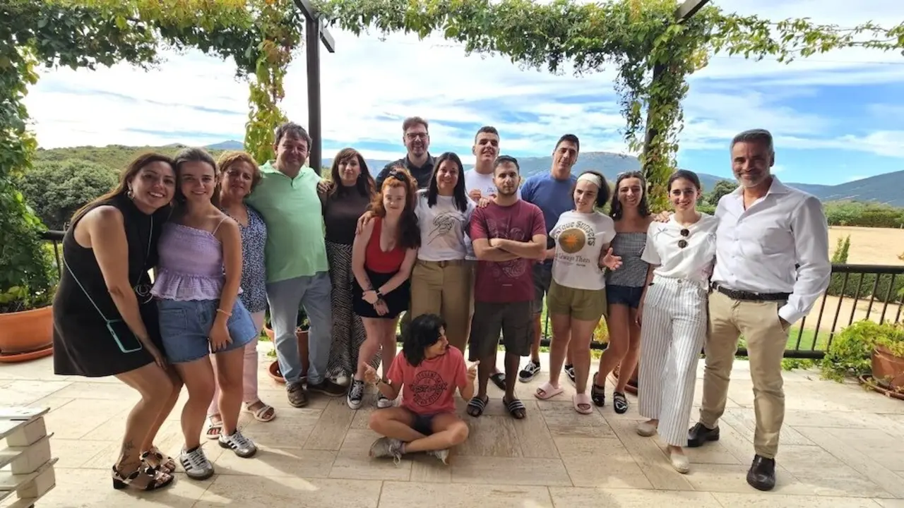 La consejera de Bienestar Social, Bárbara García Torijano, ha visitado el campamento de verano organizado por CECAP JOVEN en la ‘Finca Los Pájaros’ de Navahermosa (Toledo)
