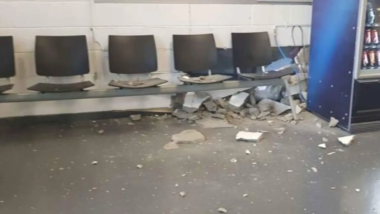 Pierde el control mientras pasa la ITV y empotra a un trabajador contra la pared