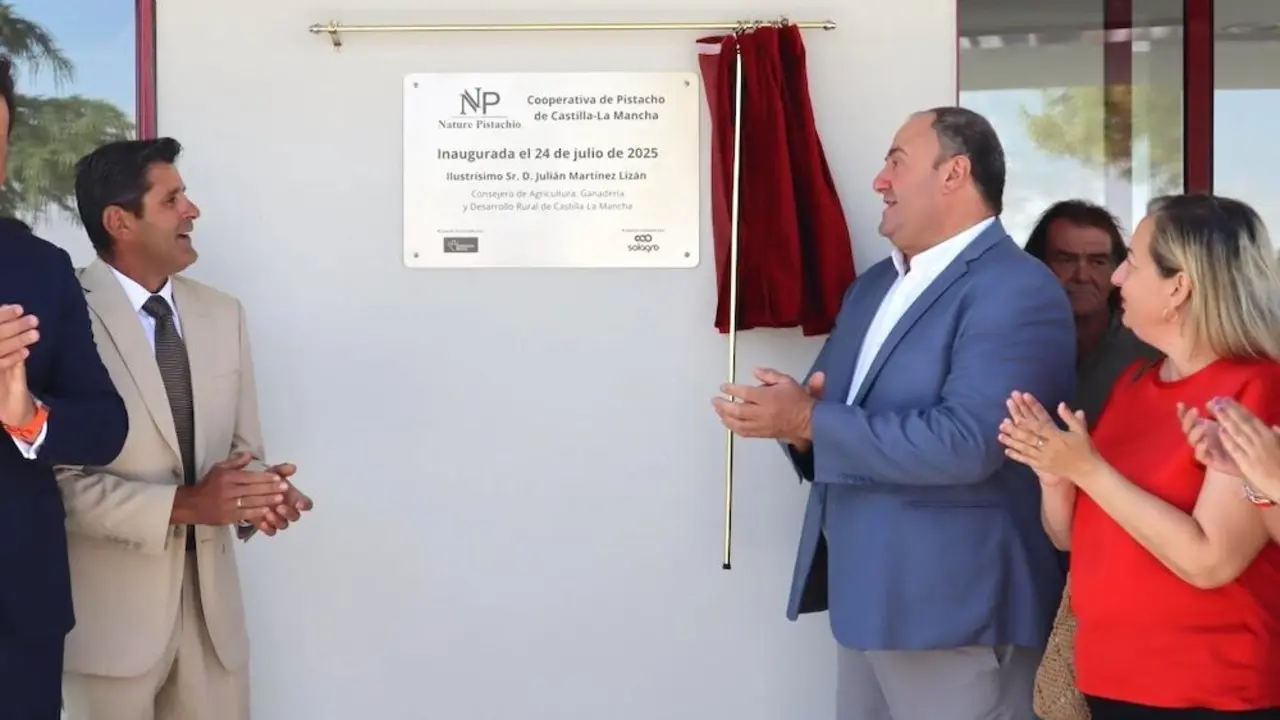 El consejero de Agricultura, Ganadería y Desarrollo Rural, Julián Martínez Lizán, ha inaugurado las nuevas instalaciones de la cooperativa de pistacho 'Nature Pistachio', en Corral de Almaguer (Toledo)