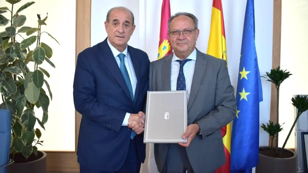 El consejero de Hacienda, Administraciones Públicas y Transformación Digital, Juan Alfonso Ruiz Molina (d), ha suscrito el convenio con el director general de la Policía Nacional, Francisco Pardo (i)