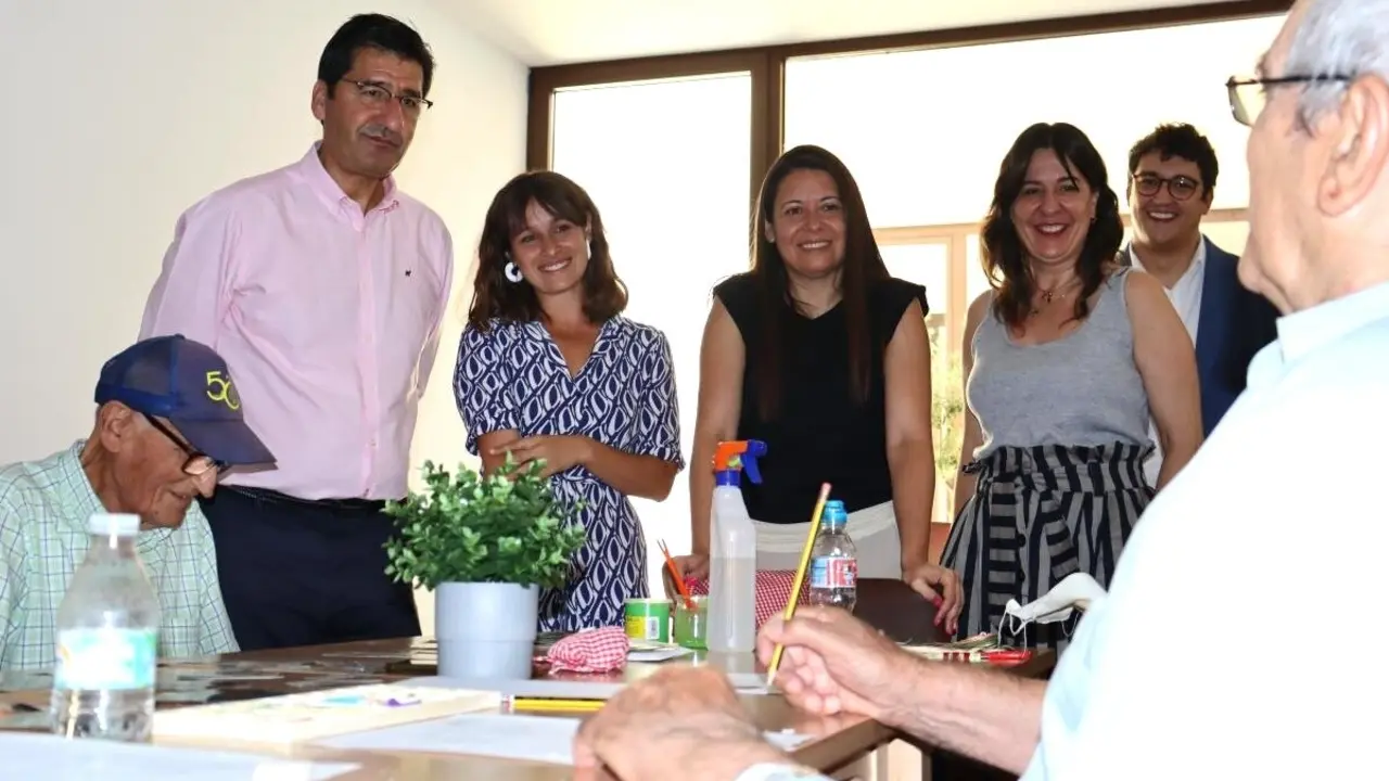 El vicepresidente segundo, José Manuel Caballero, y la consejera de Bienestar Social, Bárbara García Torijano, han mantenido un encuentro con los usuarios del nuevo centro de día de Corral de Calatrava (Ciudad Real)