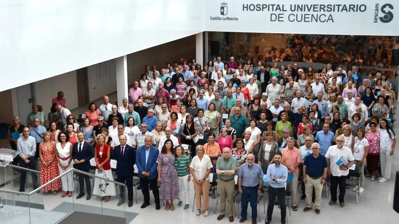 El vicepresidente primero del Gobierno regional, José Luis Martínez Guijarro, ha asistido, en el hall principal del Hospital Universitario de Cuenca, al acto de homenaje al personal jubilado de la Gerencia de Atención Integrada de Cuenca