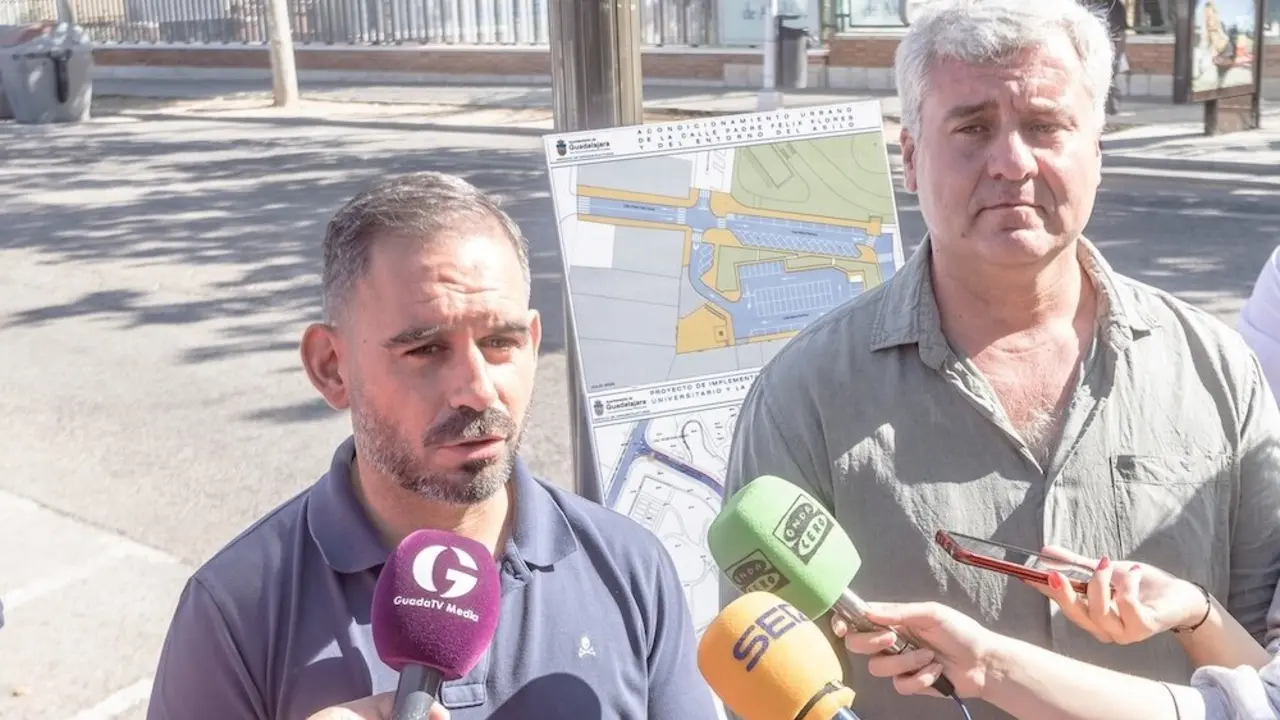 El segundo teniente de alcalde y concejal de Urbanismo, Alfonso Esteban (d), y el tercer teniente de alcalde y concejal de Infraestructuras, Santiago López (i), atendiendo a los medios de comunicación