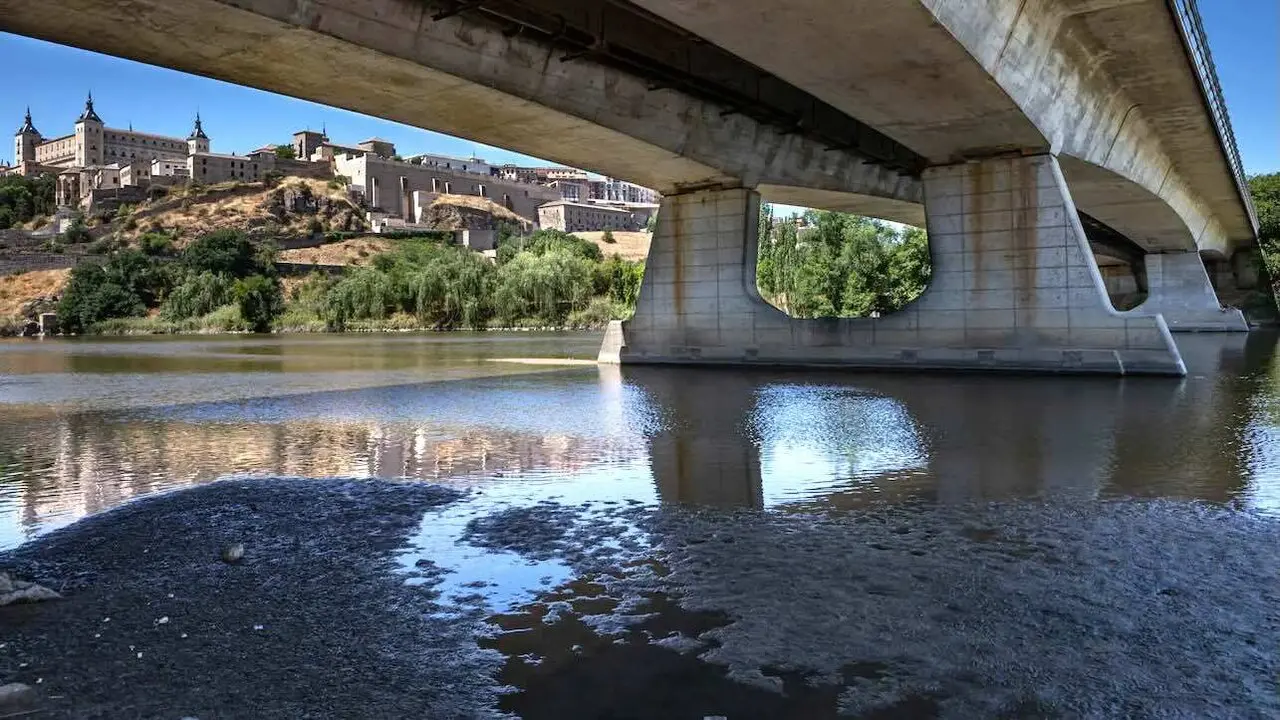 Vista del estado del río Tajo a su paso por la ciudad de Toledo - EFE/Ángeles Visdómine