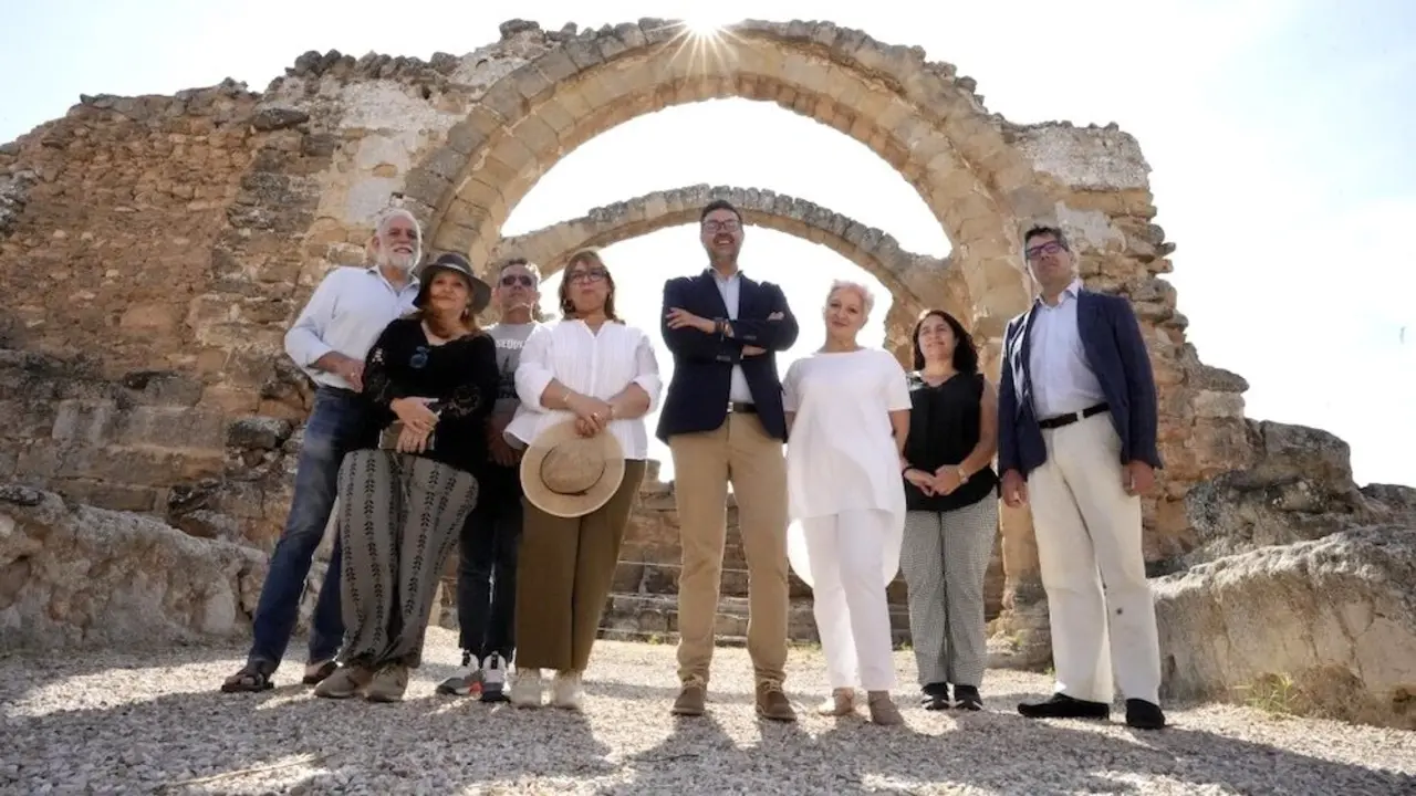 El consejero de Educación, Cultura y Deportes, Amador Pastor, durante la visita que ha realizado al parque arqueológico de Recópolis