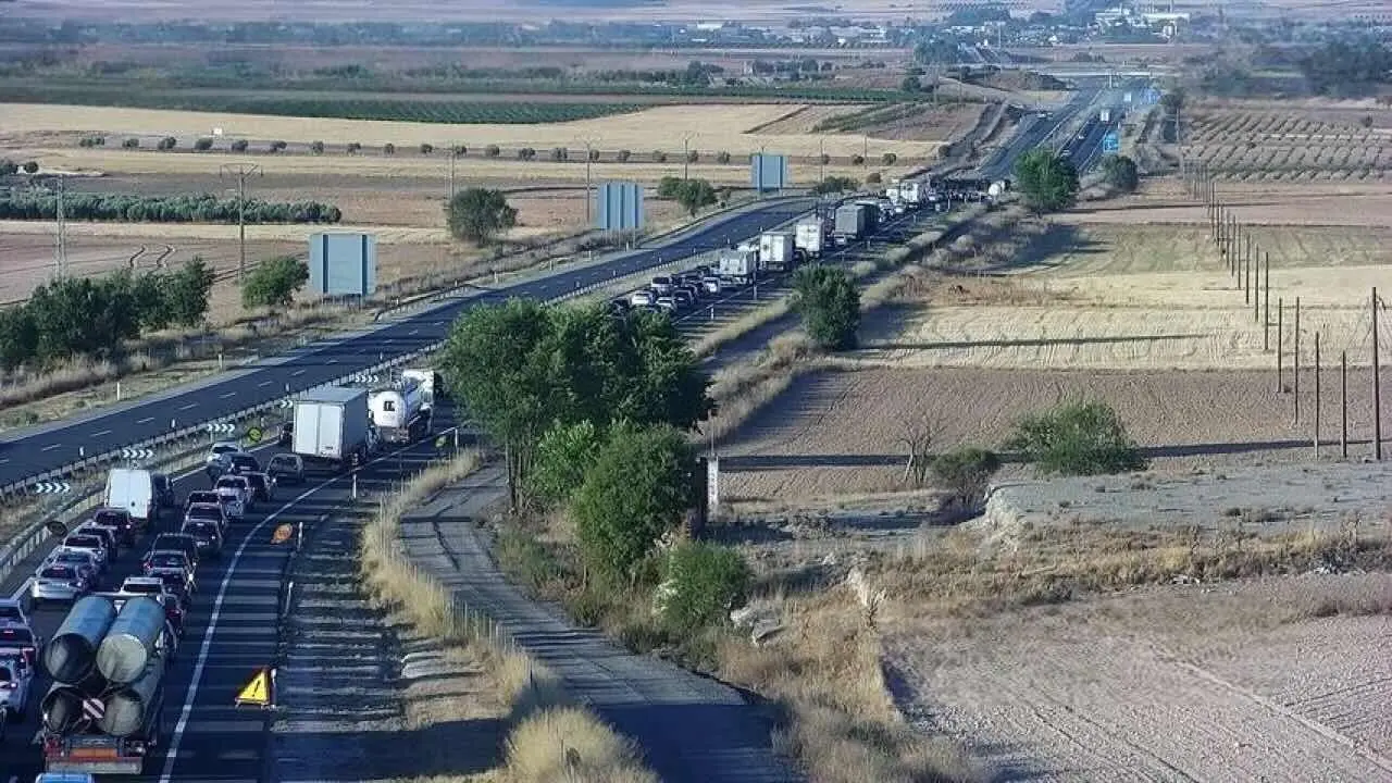 Muere un conductor tras el vuelco de su camión, que provoca el corte de la A-4
