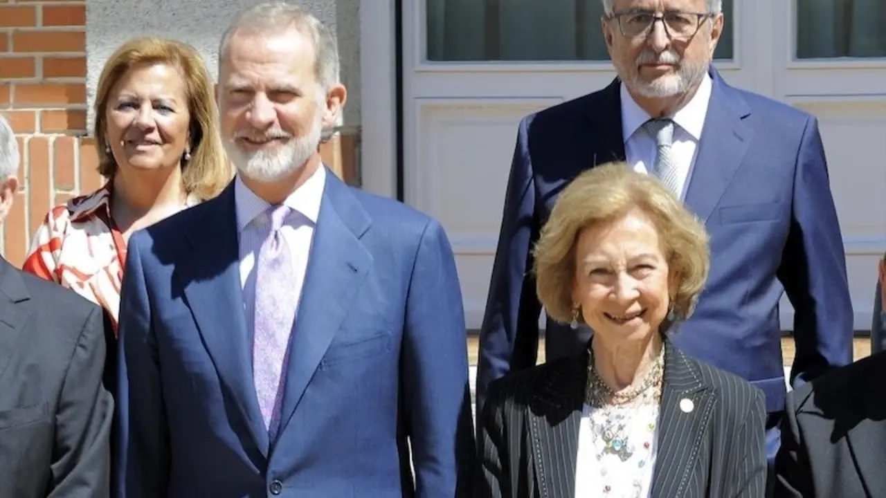 En la imagen el rey Felipe VI junto a su madre la reina Sofía en un acto en Zarzuela