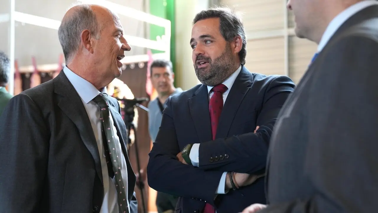 El presidente del PP de Castilla-La Mancha, Paco Núñez, este viernes en la Feria del Ajo de Las Pedroñeras (Cuenca)