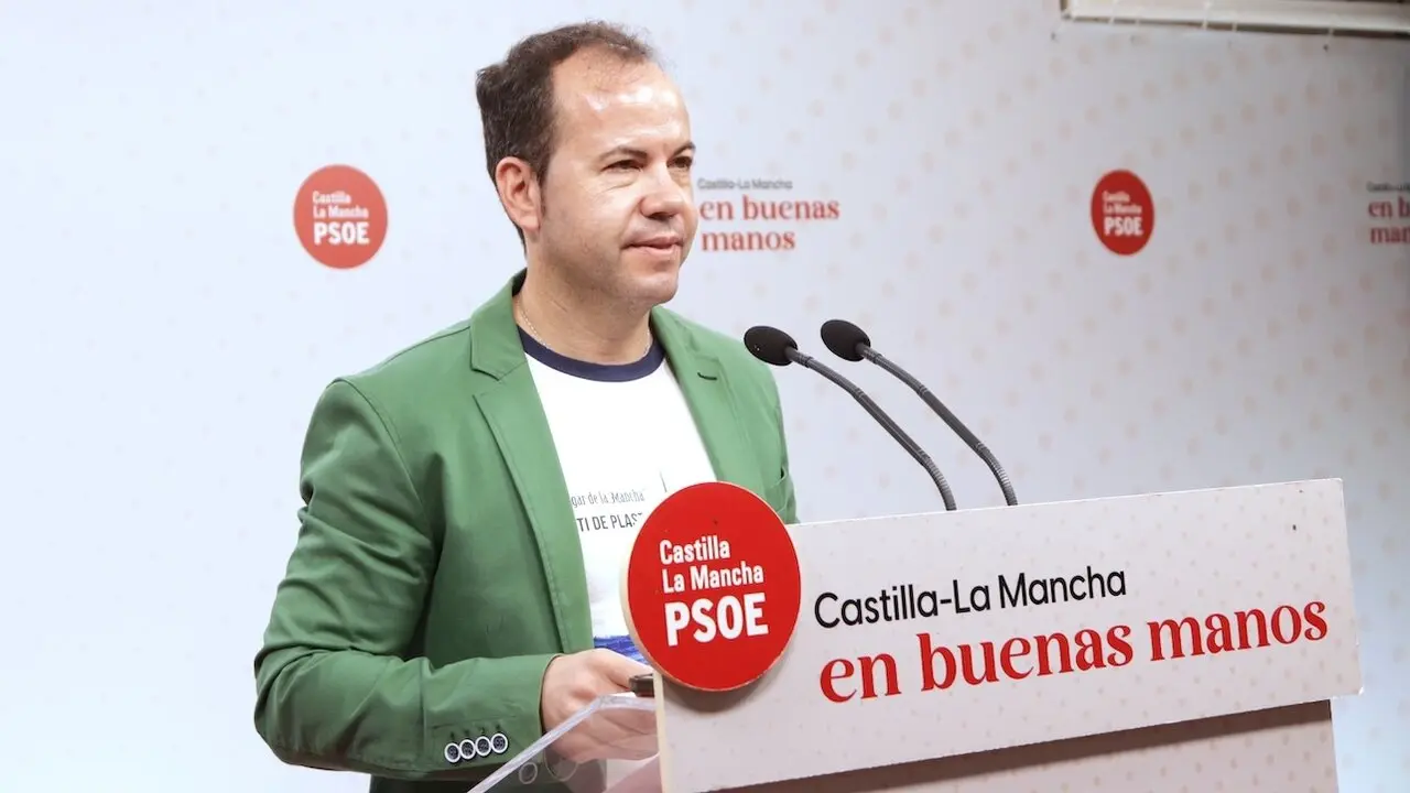 El secretario de Formación del PSOE de Castilla-La Mancha, Sergio García-Navas, durante la rueda de prensa que ha ofrecido en la sede de los socialistas en Toledo