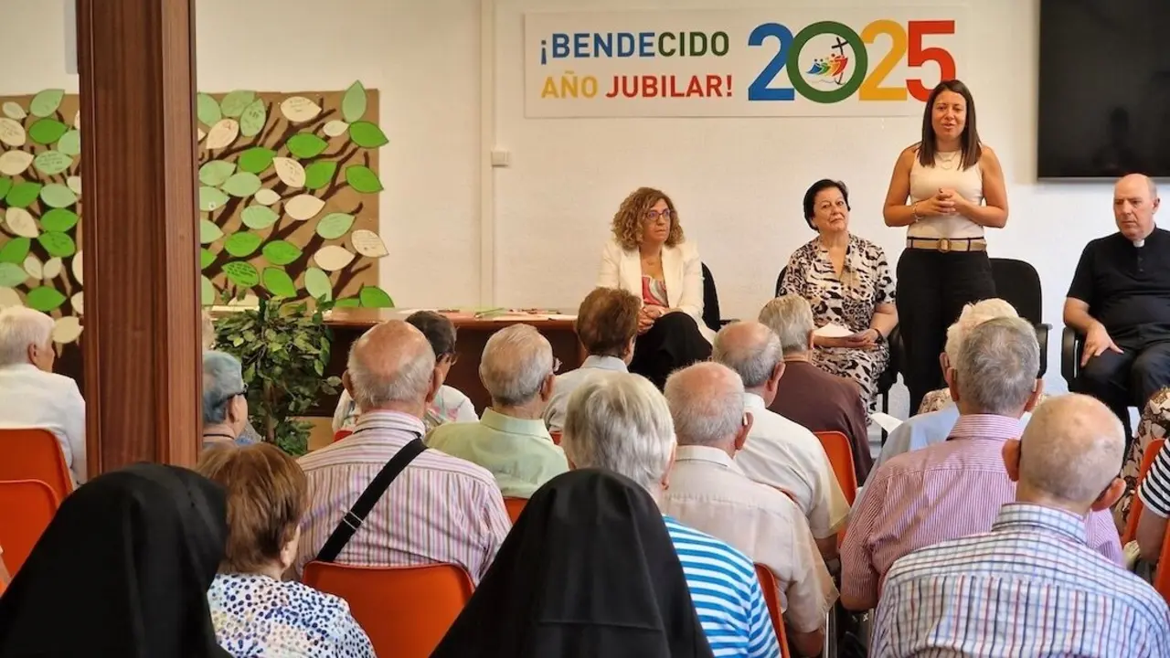 La consejera de Bienestar Social de Castilla-La Mancha, Bárbara García Torijano, ha participado este viernes en el acto Árbol de la Gratitud, organizado por Cáritas Diocesana de Sigüenza-Guadalajara