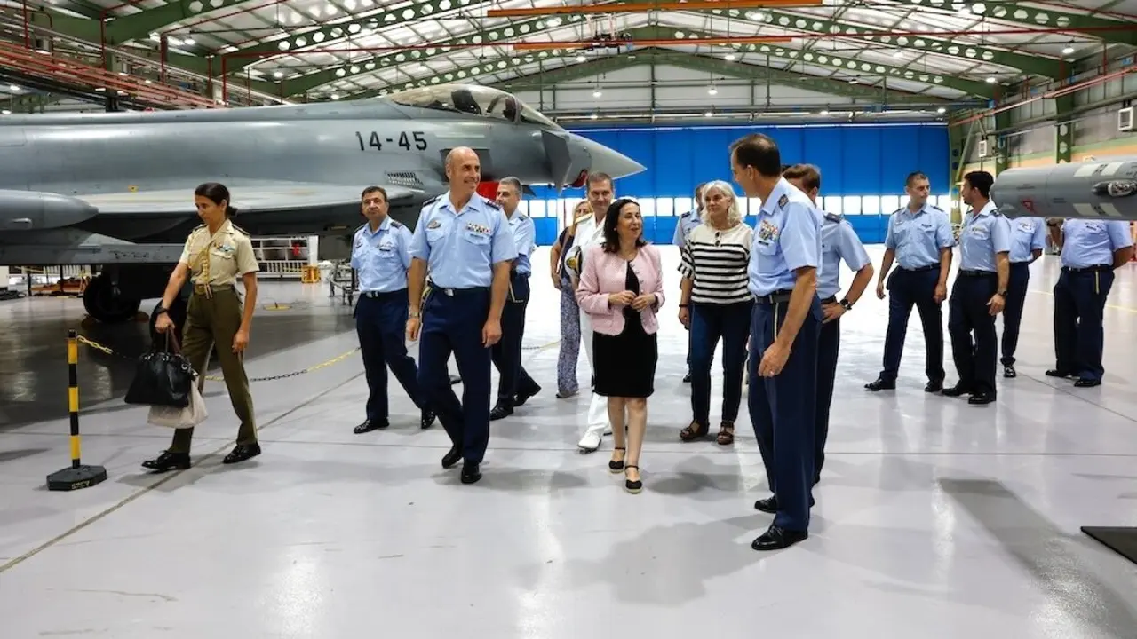 La ministra de Defensa, Margarita Robles, visita el Ala-14 de Albacete, que se prepara para recibir los aviones Eurofighter