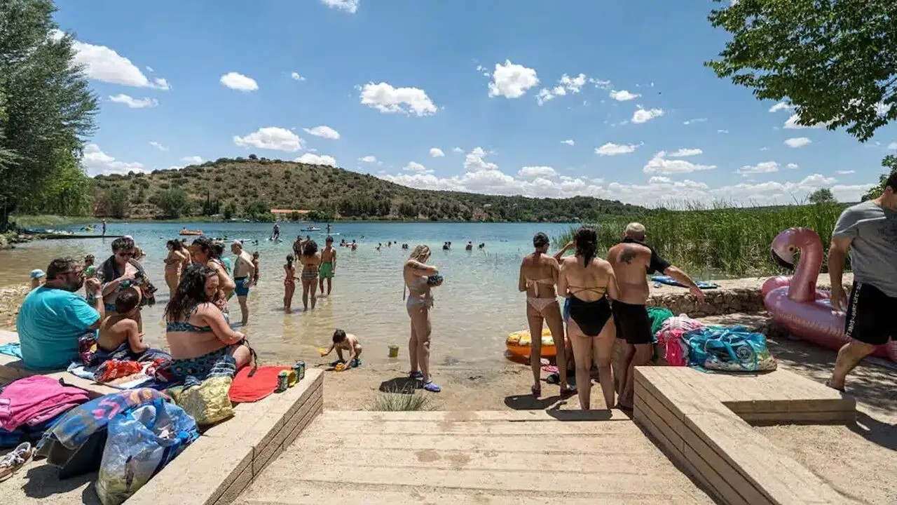 En la imagen de archivo bañistas en una de las zonas de baño de Las Lagunas de Ruidera - Fotografía: Lanza/Clara Manzano